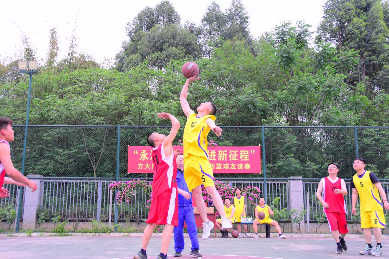 球员在篮球场上尽展风采，实力惊人